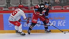 Jan vrek si kryje puk ped dotírajícím Liborem Hudákem.