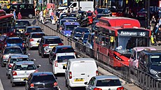 Doprava v centru Londýna nedaleko nádraží King's Cross (19. srpna 2022)