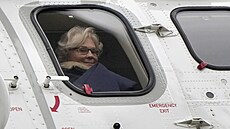 N�mecká ministryn� obrany Christine Lambrechtová za oknem helikoptéry, kterou...