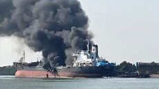 Ropný tanker Smooth Sea 22 je zahalen kouem po výbuchu a poáru, který...