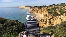 Nedaleko od portugalského zázemí fotbalové Slavie se malí�i pokou�í p�enést...