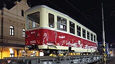 P�íjezd renovovaného vagonu osobla�ské úzkokolejky