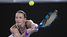 Karolína Plíková returnuje bhem zápasu prvního kola na Australian Open.