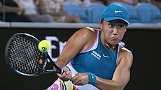 íanka Wang Si-jü returnuje v zápase prvního kola Australian Open proti...