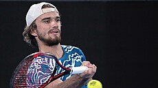 Tomá� Machá� returnuje v zápase prvního kola Australian Open.