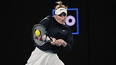 Markéta Vondroušová returnuje ve druhém kole Australian Open.
