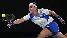 Uns Dábirová se natahuje po balonku ve druhém kole Australian Open proti...
