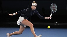Markéta Vondrouová se napahuje k úderu v utkání druhého kola Australian Open.
