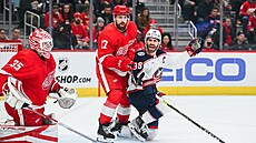 FIlip Hronek p�ed vlastní brankou.bojuje o pozici s  Boonem Jennerem z...