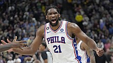 Joel Embiid slaví vítzství proti Utahu.