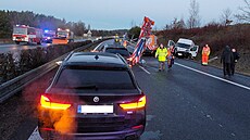 Bílá dodávka srazila na D3 pracovníka správy a údr�by silnic, který umis�oval...