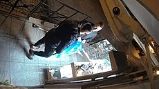 Kamera zachytila zlodje vykrádající výlohu obchodu v eském Krumlov....