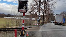 Kamion poni�il závoru a výstra�ná sv�tla u p�ejezdu za Kamenným Újezdem na...