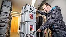 Zam�stnanci m�stské �ásti Praha 9 za�ali ráno s rozvozem uren a dal�ího...