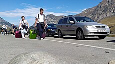 Na hraniním pechodu mezi Ruskem a Gruzií se vytvoily dlouhé kolony vozidel...