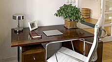 Pracovní st�l navr�ený Jind�ichem Halabalou a vyrobený v UP Závodech v roce...