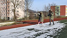 D�ti si hrají na mosteckém sídli�ti Chanov. (19. ledna 2023)