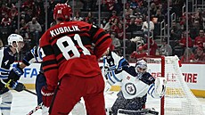 Dominik Kubalík p�ekonává branká�e Winnipegu Connora Hellebuycka.