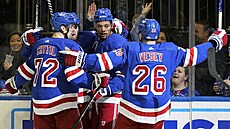 Filip Chytil se raduje se spoluhrá�i z gólu proti Minnesot�.