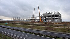 Ob�í nájemní hala roste v chebské pr�myslové zón�.