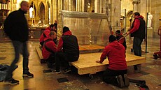 Zde u� vitrína stojí v p�í�né lodi svatovítské katedrály.