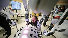 Robotika má vtí rozsah pohyb, jsou pesnjí a jemnjí.