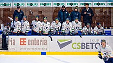 Hokejisté HC Stadion Litomice, stídaka v pozoru.