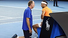 Rafael Nadal je oetován bhem druhého kola Australian Open.