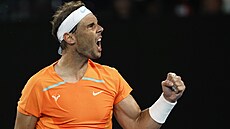 panlský Rafael Nadal se raduje ze zisku gamu ve druhém kole Australian Open.