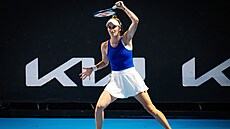 Markétě Vondroušové prodloužil zápas prvního kola na Australian Open déšť.