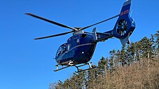Ke srá�ce vlaku s osobním autem u M�chenic nedaleko Prahy p�ilet�l vrtulník...
