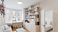 V poměrně malém bytě bylo třeba vyřešit hlavně úložné prostory včetně knihovny.