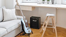 V bytě nechybí prostor pro elektrickou kytaru a kvalitní ozvučení.