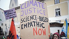 Demonstranti volají napíklad po klimatické spravedlnosti. (15. ledna 2023)