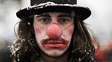 Mu nalíený jako klaun se úastnil protestu proti konání Svtového...