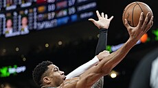 Janis Adetokunbo (v pop�edí) z Milwaukee bránený Johnem Collinsem z Atlanty.