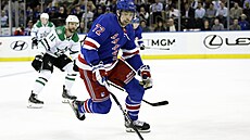 Filip Chytil z New York Rangers útoí v zápase s Dallasem. Sleduje ho Luke...