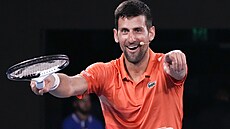 Novak Djokovi� b�hem exhibi�ního duelu s Nickem Kyrgiosem p�ed startem...
