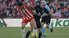 Angel Correa z Atlética Madrid v souboji s Chumim z Almrie.