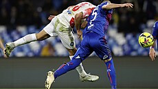 Giovanni Simeone (vlevo) z Neapole st�ílí gól v pohárovém souboji s Cremonou. K...