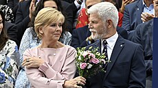 Pudrová r��ová, jemný �perk a decentní lí�ení. Tento model se Ev� Pavlové...