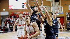 Jan trba (vlevo) z Pardubic se snaí natlait k ostravskému koi kolem...