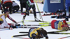 Oetovaná Frida Karlssonová (v pozadí) po kolapsu v cíli Tour de Ski