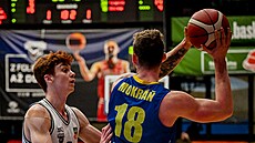 Ond�ej �vec (6) z USK Praha brání Jakuba Mokrán� z Opavy.