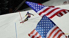 Mikaela Shiffrinová na trati slalomu ve Flachau