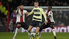 Erling Haaland (uprost�ed) z Manchesteru City bojuje o mí� v zápase se...