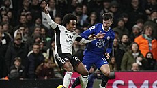 Willian (vlevo) z Fulhamu a Mason Mount z Chelsea