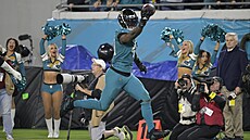 Josh Allen z Jacksonville Jaguars slaví touchdown.