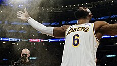 LeBron James z Los Angeles Lakers p�i svém p�edzápasovém rituálu