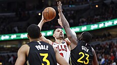 Nikola Vu�evi� (u mí�e) z Chicago Bulls zakon�uje na ko� Golden State Warriors...